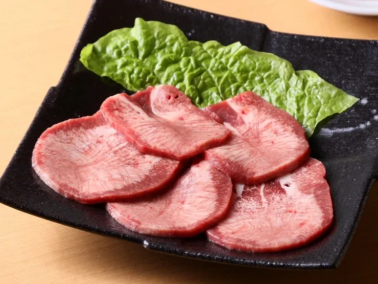 素材そのものの旨みが口いっぱいに広がる。こだわり抜いた極上のタン塩『特選和牛 (数量限定) 和牛タン塩』